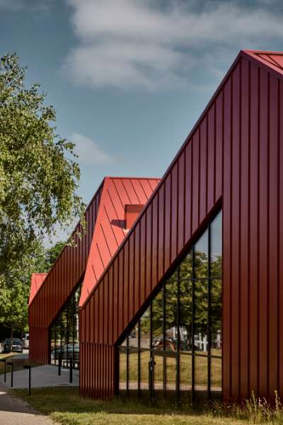 Steel profiles form the framework when space is provided for sports, learning, and play in Vestbjerg, Vestbjerg Idrætshal, Bakmøllevej 280, 9380 Vestbjerg, Denmark